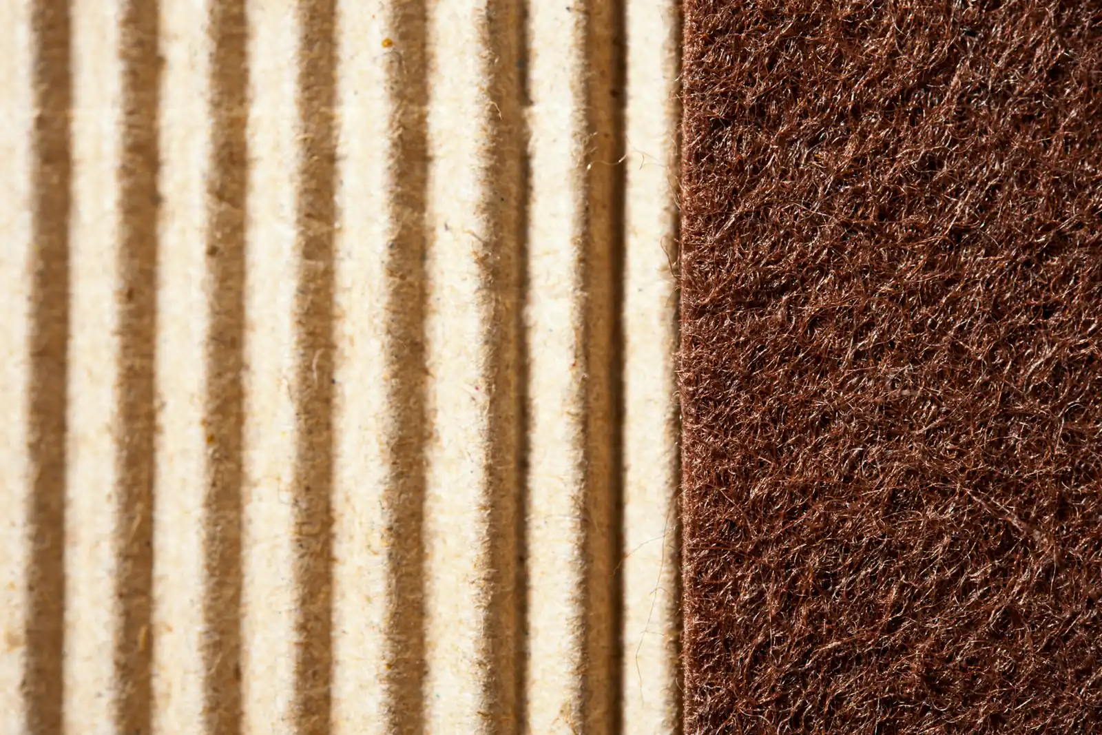 Detail van akoestische panelen in vilt en geribbeld hout