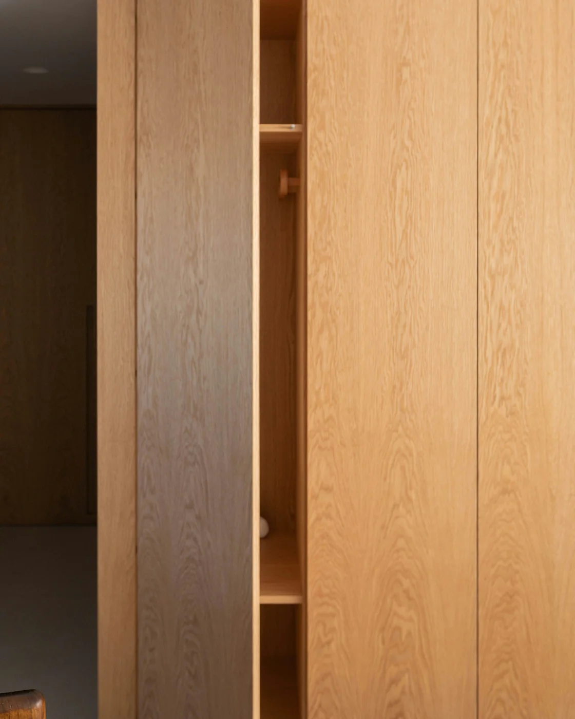 Kastenwand op maat in eiken met een openstaande deur