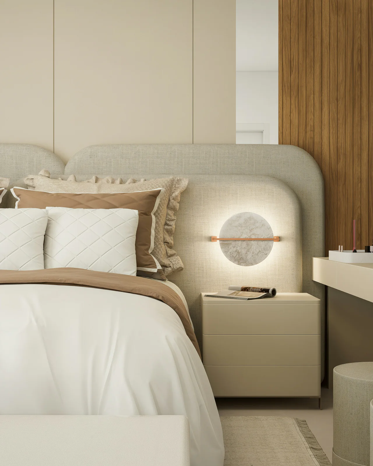 Slaapkamer in zachte tinten met een afgerond hoofdbord en een ronde wandlamp