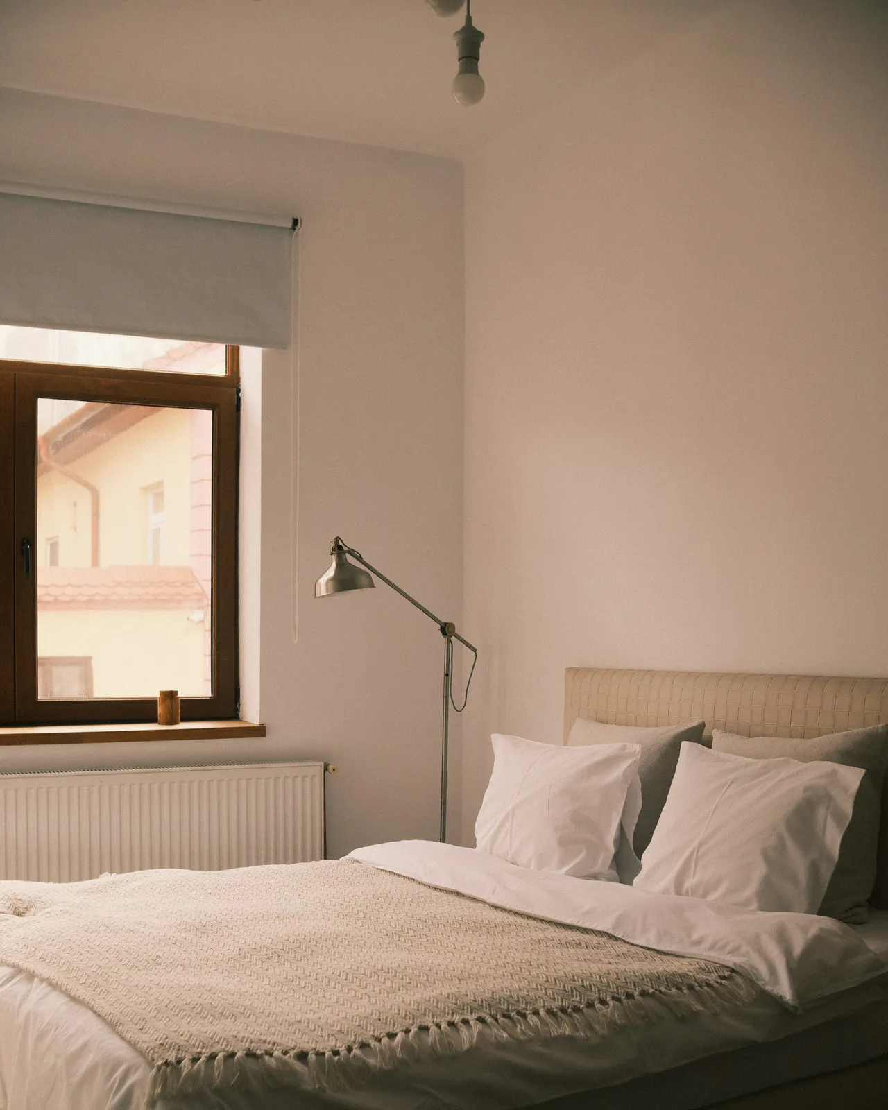 Gastenkamer in een warme, gebroken tint met een staande leeslamp