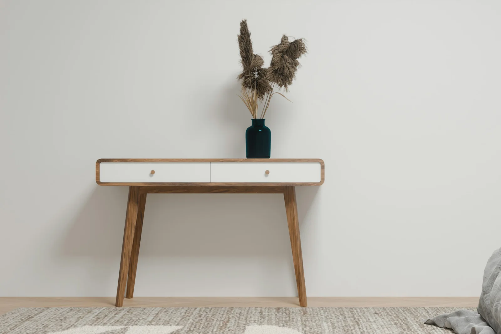 Eiken wandtafel met witte lades en een vaas met droogbloemen
